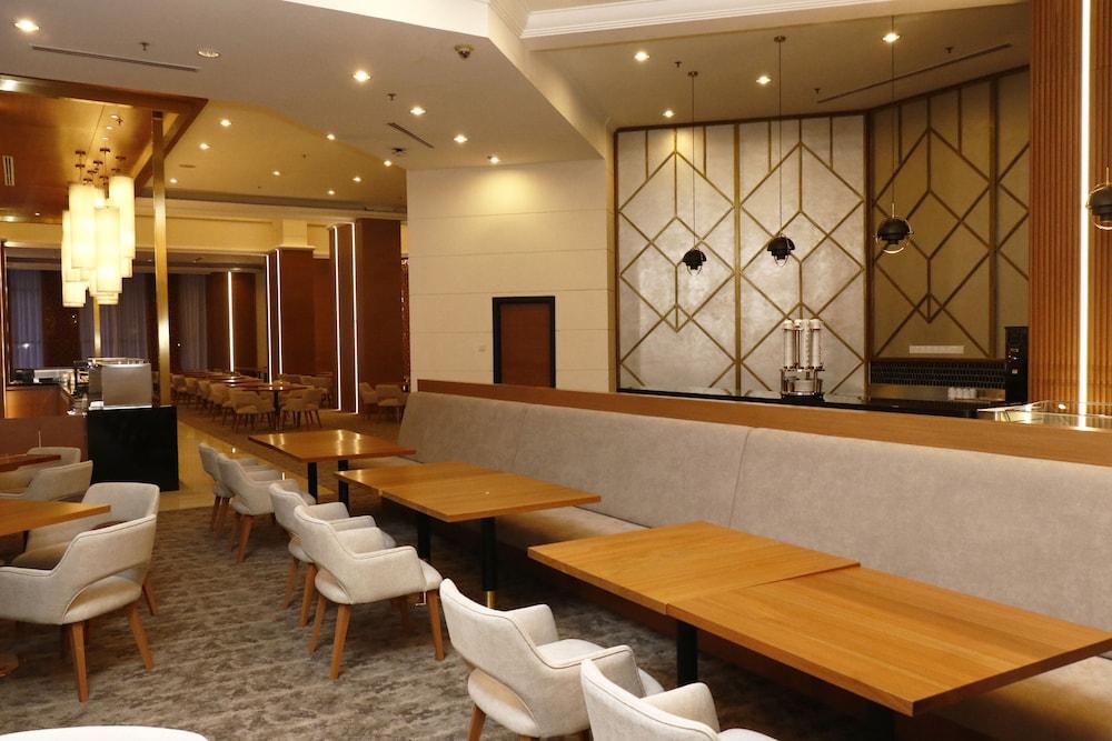Mardhiyyah Hotel And Suites Shah Alam Dış mekan fotoğraf Interior of a restaurant in Japan