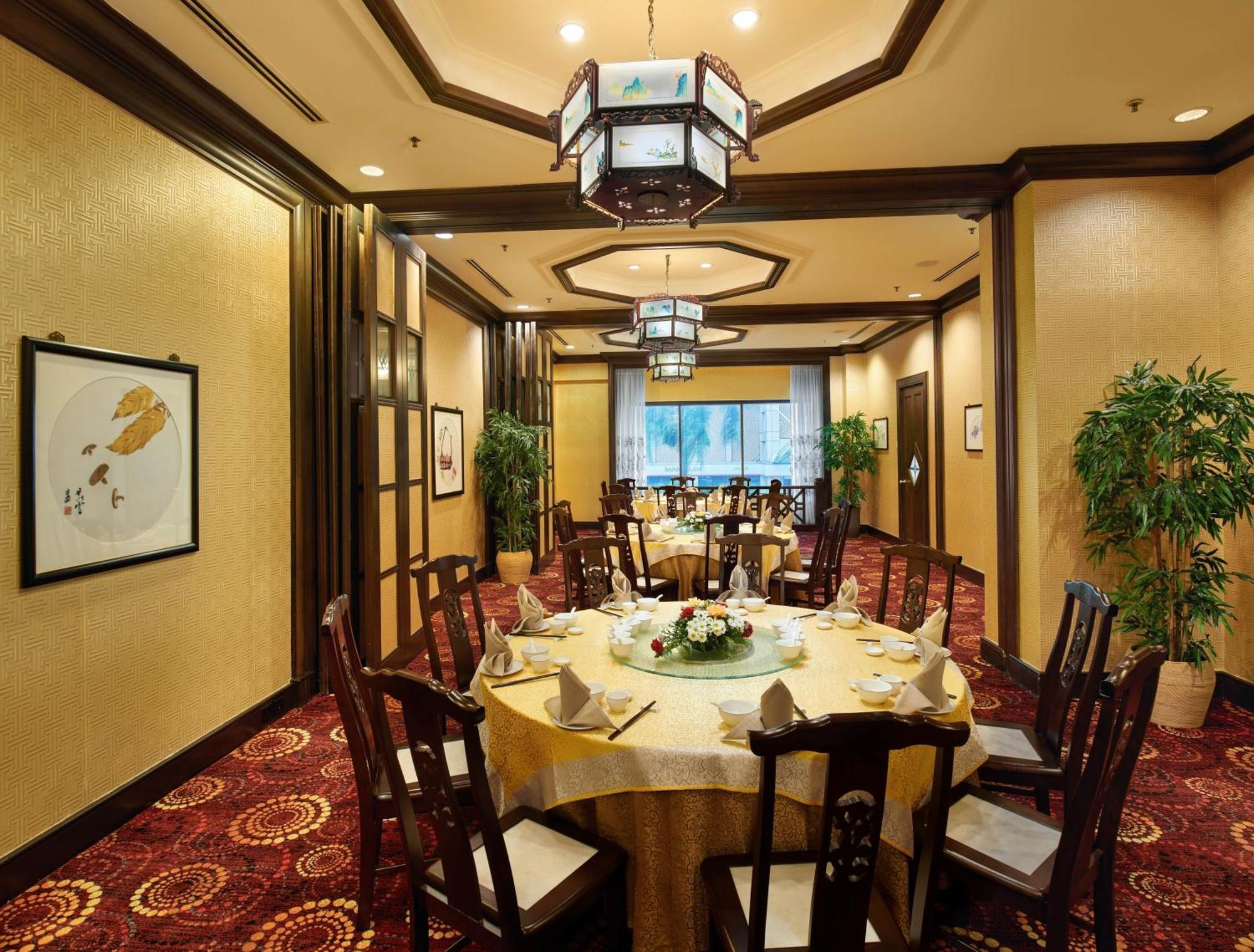 Mardhiyyah Hotel And Suites Shah Alam Dış mekan fotoğraf A restaurant in a hotel