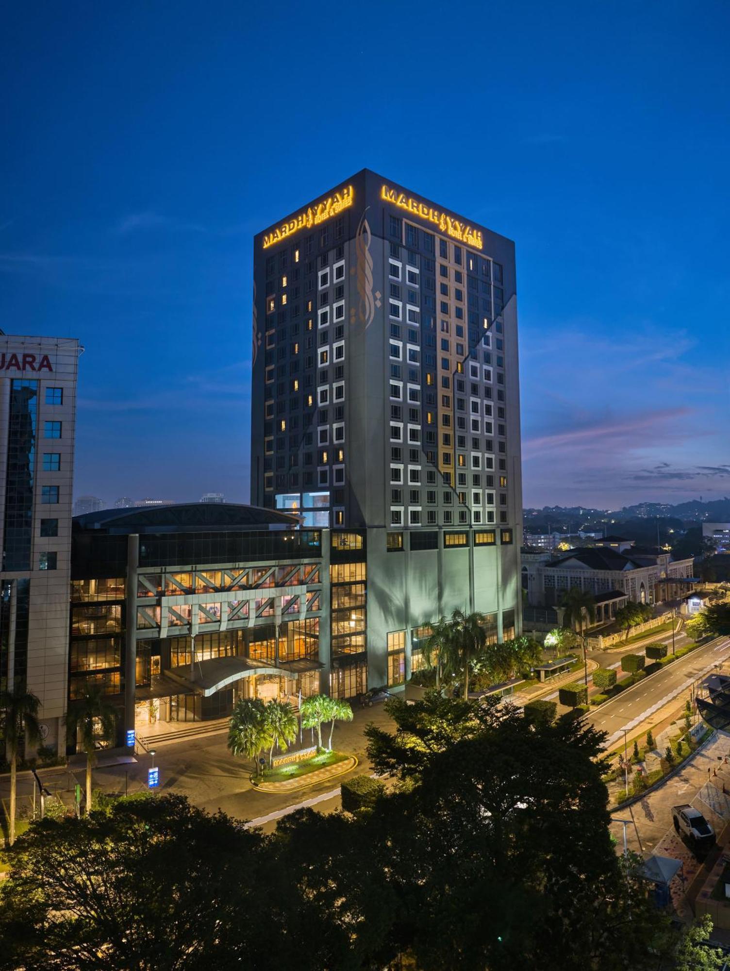 Mardhiyyah Hotel And Suites Shah Alam Dış mekan fotoğraf The hotel at night