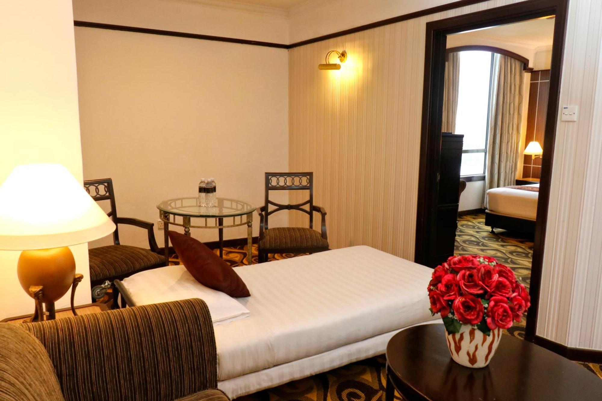 Mardhiyyah Hotel And Suites Shah Alam Dış mekan fotoğraf A suite at the hotel